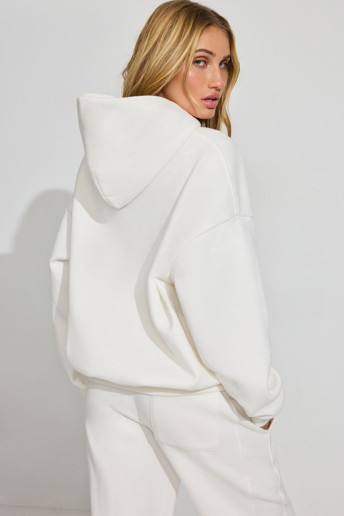 100092201_8JF_alt4_1920x2880